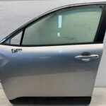COROLLA CROSS DRZWI PRZEDNIE LEWE LEWY PRZÓD LISTWA SZYBA KOMPLETNE 1L0