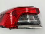 COROLLA E21 SEDAN LAMPA TYLNA LEWA LEWY TYŁ KOMPLETNA USZKODZONA ZAŚLEPKA - obrazek 2