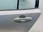 COROLLA E21 SEDAN DRZWI TYLNE LEWY TYŁ KOMPLETNE 1F7 RYSY - obrazek 4