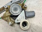 COROLLA E21 ELEKTRYCZNY PODNOŚNIK SZYBY DRZWI TYLNYCH LEWY TYŁ 85701-02090 - obrazek 3