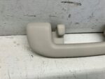 COROLLA E21 RĄCZKA PODSUFITKI TYLNE LEWA LEWY TYŁ BEŻOWA RYSY BEZ ZAŚLEPEK - obrazek 3