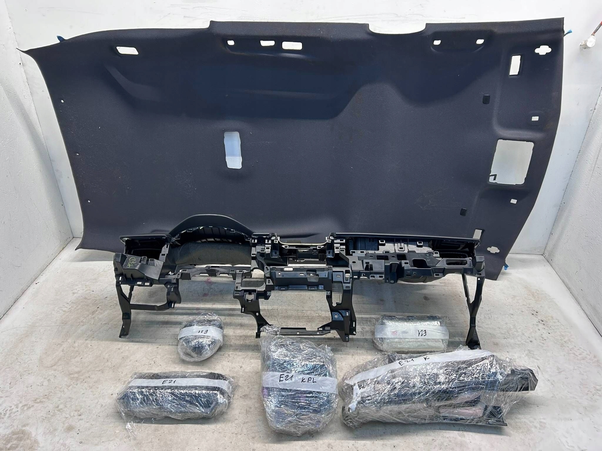 allegro-cbf158ba84148cc73eda0ce9 COROLLA E21 LIFT DESKA KONSOLA AIRBAG KURTYNY PASY PODSUFITKA CZARNA KPL - obrazek 1