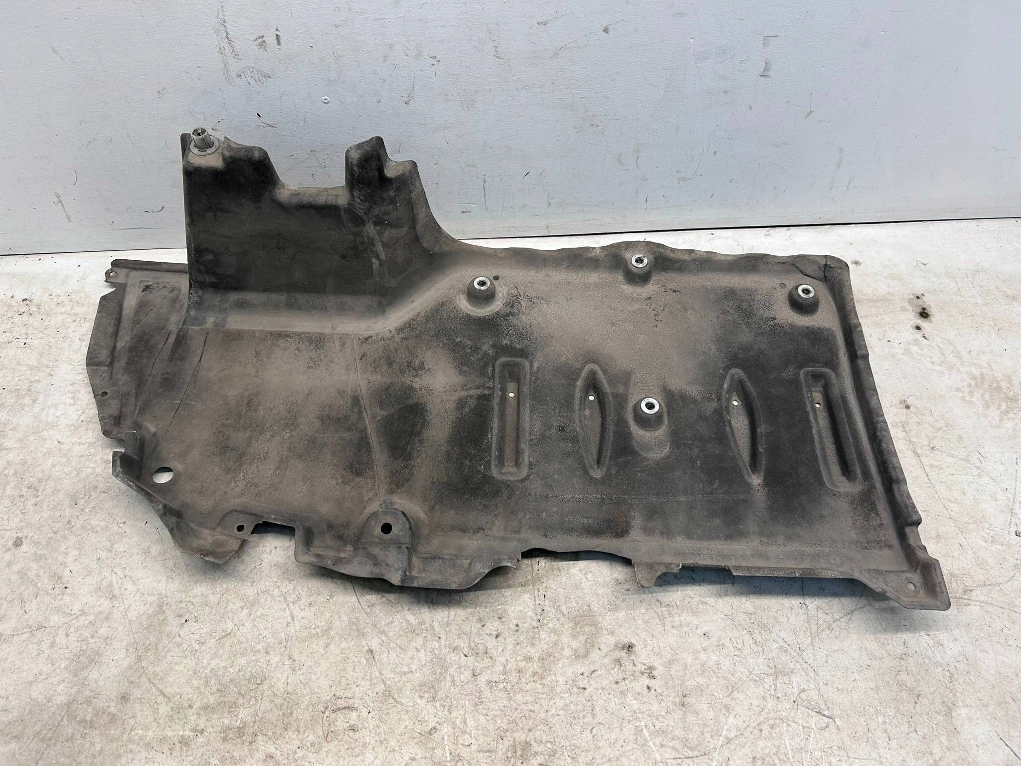 allegro-ce15dffa008307164db77e57 COROLLA E21 KOMBI OSŁONA PODWOZIA POD ZDERZAK TYLNY TYŁ WYCIĘTA 58399-02180 - obrazek 1