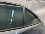 COROLLA E21 HATCHBACK DRZWI TYLNE LEWE LEWY TYŁ KOMPLETNE (1G3) HB - obrazek 3