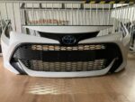 COROLLA E21 KOMBI HB ZDERZAK PRZEDNI PRZÓD GRILL KOMPLETNY 040 DOKŁAD. PDC