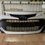 COROLLA E21 KOMBI HB ZDERZAK PRZEDNI PRZÓD GRILL KOMPLETNY 040 DOKŁAD. PDC