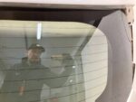 COROLLA E21 HATCHBACK SZYBA KLAPY TYLNEJ POKRYWY BAGAŻNIKA CIEMNA RYSY - obrazek 4