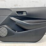 COROLLA E21 BOCZEK TAPICERKA DRZWI PRZEDNICH PRAWY PRZÓD MATERIAŁ