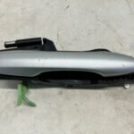 COROLLA E21 KLAMKA ZEWNĘTRZNA DRZWI TYLNYCH PRAWY TYŁ 1F7 RYSY