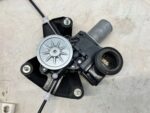 YARIS IV MAZDA 2 PODNOŚNIK SZYBY DRZWI PRZEDNICH LEWY PRZÓD 85720-K0020 - obrazek 2