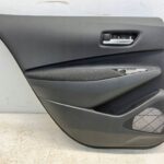 COROLLA E21 LIFT KOMBI BOCZEK TAPICERKA DRZWI TYLNYCH LEWYCH LEWY TYŁ (1)