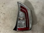 PRIUS III LIFT LAMPA TYLNA PRAWY TYŁ USZKODZONA - obrazek 2