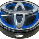 COROLLA E21 HATCHBACK HYBRYDA LOGO EMBLEMAT KLAPY TYLNEJ POKRYWY BAGAŻNIKA
