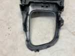 YARIS IV MAZDA 2 OSŁONA TUNELU ŚRODKOWEGO RAMKA LEWARKA 58833-K0130 - obrazek 6