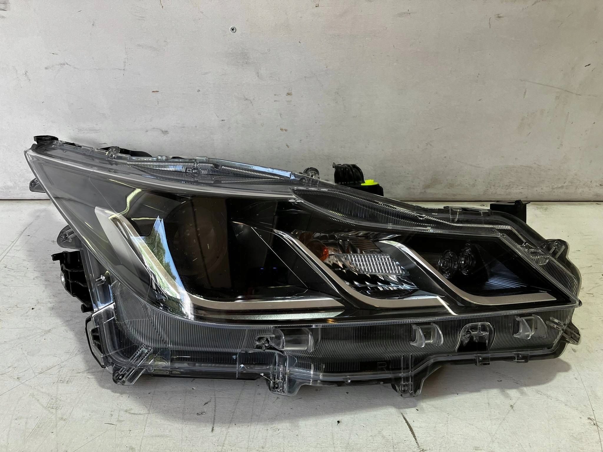 allegro-f74ed41d486dd9a6bb0a1bf3 COROLLA E21 LIFT SEDAN LAMPA PRZEDNIA PRAWA PRAWY PRZÓD ZWYKŁA LED KPL - obrazek 1