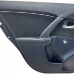 AVENSIS T27 SEDAN BOCZEK TAPICERKA DRZWI TYLNYCH LEWYCH LEWY TYŁ MATERIAŁ