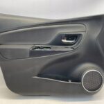 YARIS III LIFT BOCZEK TAPICERKA DRZWI PRZEDNICH LEWYCH LEWY PRZÓD Y20