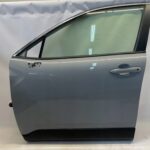 COROLLA CROSS DRZWI PRZEDNIE LEWE LEWY PRZÓD LISTWA SZYBA KOMPLETNE 1H5