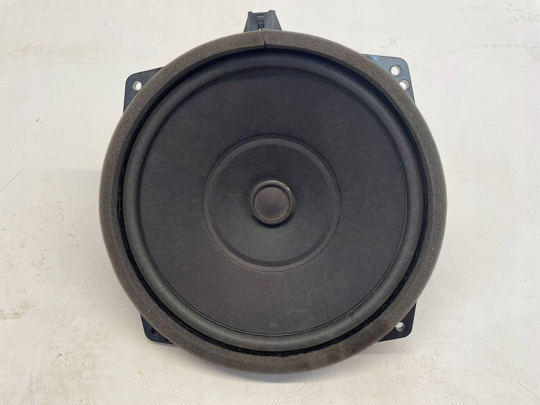 allegro-31756b72975df8cd1bfb00a7 C-HR CHR II DODATKOWY GŁOŚNIK NISKOTONOWY SUBWOOFER-A W BAGAŻNIKU JBL - obrazek 1