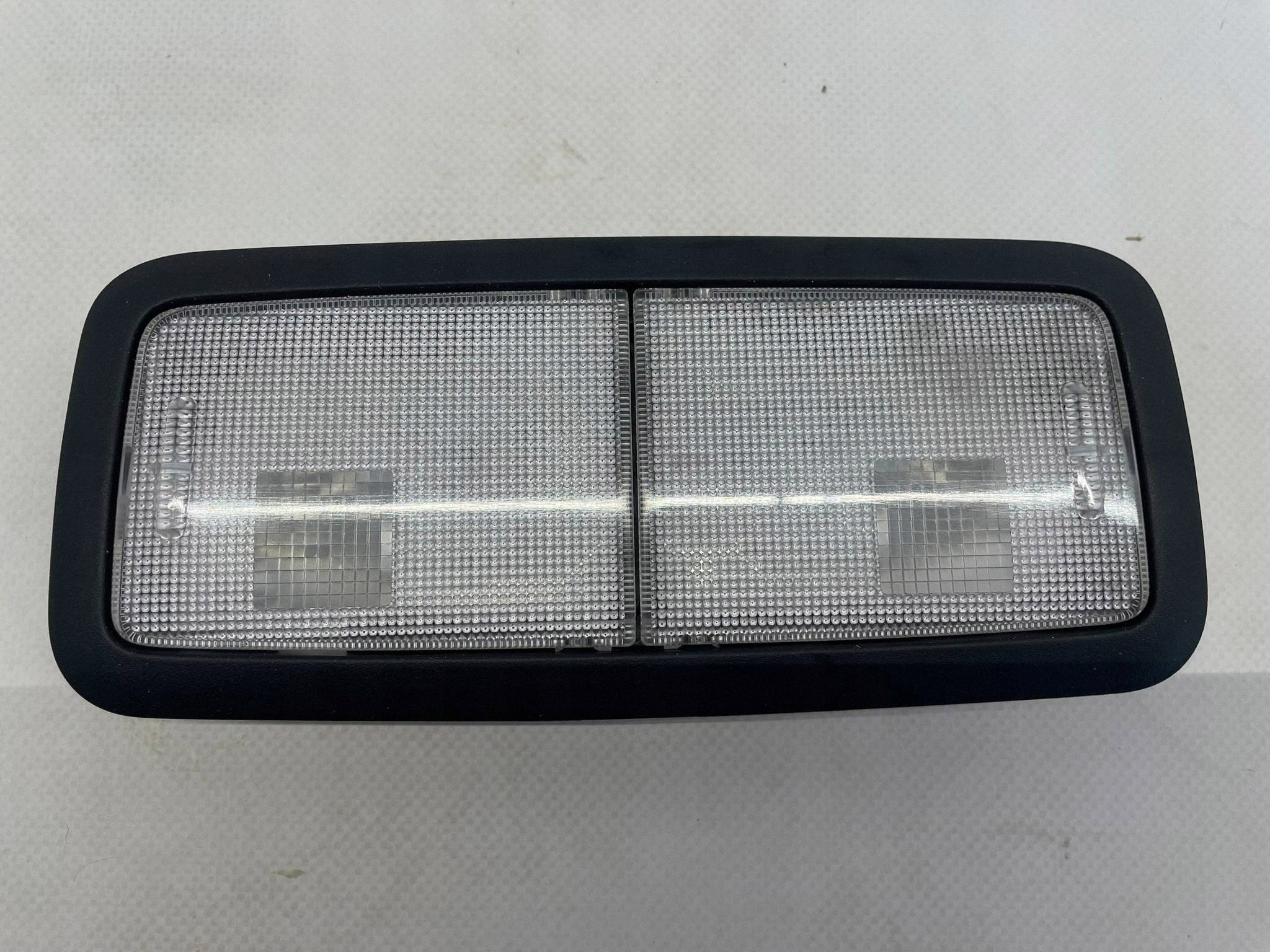 allegro-3368c0ee0a13ae56c80e34c7 COROLLA E21 KOMBI LAMPKA OŚWIETLENIA KABINY WNĘTRZA PODSUFITKI TYLNA CZARNA - obrazek 1