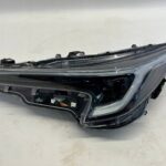 COROLLA E21 LIFT KOMBI HB LAMPA PRZÓD LEWY LEWA PRZEDNIA SOCZEWKA LED USZK.