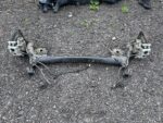 YARIS CROSS ZAWIESZENIE TYLNE BELKA OŚ KOMPLET TARCZE