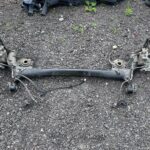 YARIS CROSS ZAWIESZENIE TYLNE BELKA OŚ KOMPLET TARCZE