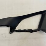 COROLLA E21 KOMBI OSŁONA SŁUPKA TYLNA LEWA LEWY TYŁ CZARNA 62480-02640
