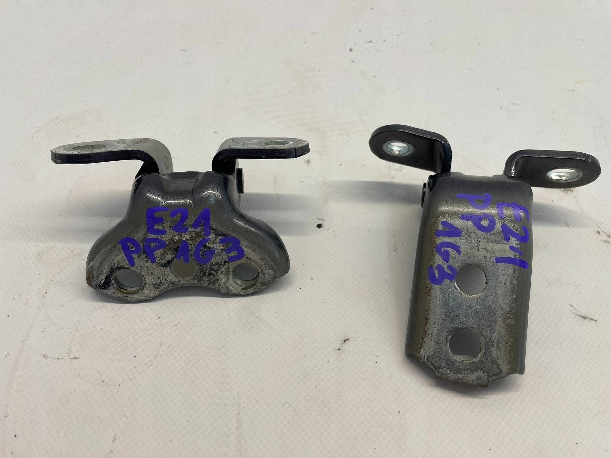 allegro-a2877537dc673002ac36e6a0 COROLLA E21 ZAWIASY DRZWI PRZEDNICH PRAWY PRZÓD KOMPLET 1G3 - obrazek 1