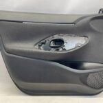 YARIS CROSS BOCZEK TAPICERKA DRZWI PRZEDNICH LEWYCH LEWY PRZÓD