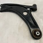 YARIS IV MAZDA 2 YARIS CROSS WAHACZ PRZEDNI LEWY PRZÓD
