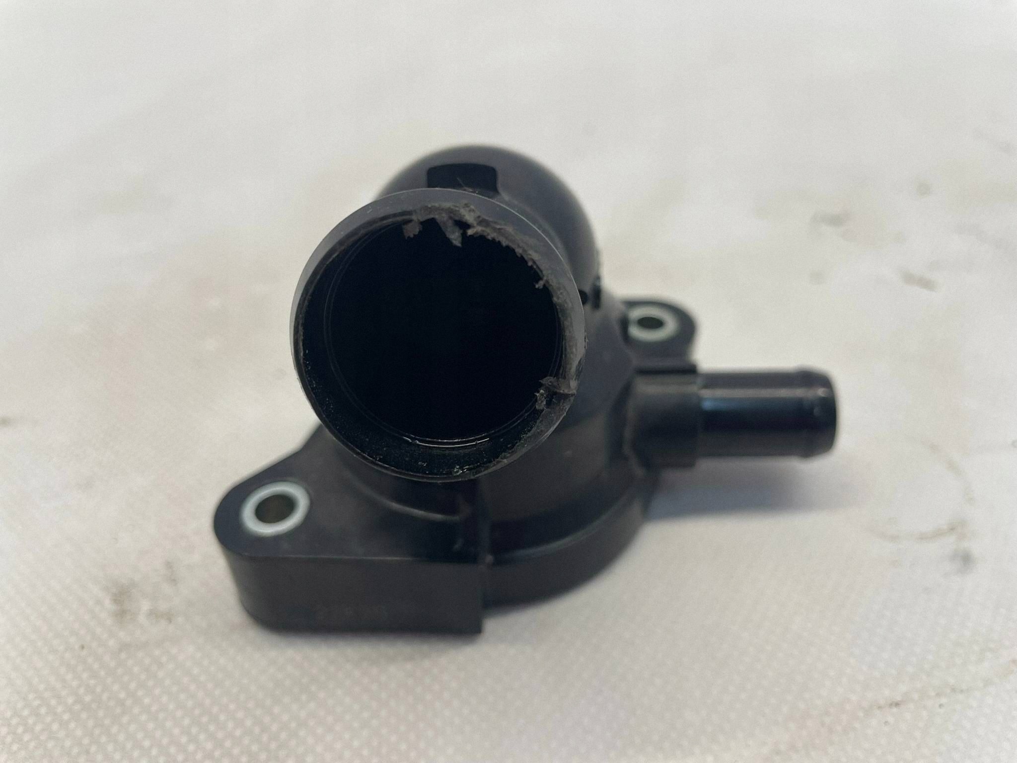 allegro-c072f7db389b533f2dce0377 YARIS IV YARIS CROSS MAZDA II HYBRYDA OBUDOWA TERMOSTATU USZKODZONA - obrazek 1
