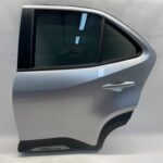 YARIS CROSS DRZWI TYLNE LEWE LEWY TYŁ KOMPLETNE 1L0