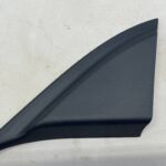 YARIS CROSS OSŁONA TRÓJKĄT WEWNĘTRZNY DRZWI PRZENICH LEWYCH LEWY PRZÓD
