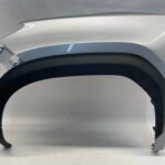 YARIS CROSS BŁOTNIK PRZEDNI LEWY PRZÓD Z LISTWĄ 1L0