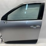 YARIS CROSS DRZWI PRZEDNIE LEWE LEWY PRZÓD KOMPLETNE Z LISTWĄ 1L0 USZKODZEN