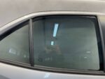 YARIS CROSS DRZWI TYLNE PRAWE PRAWY TYŁ KOMPLETNE 1L0 - obrazek 3
