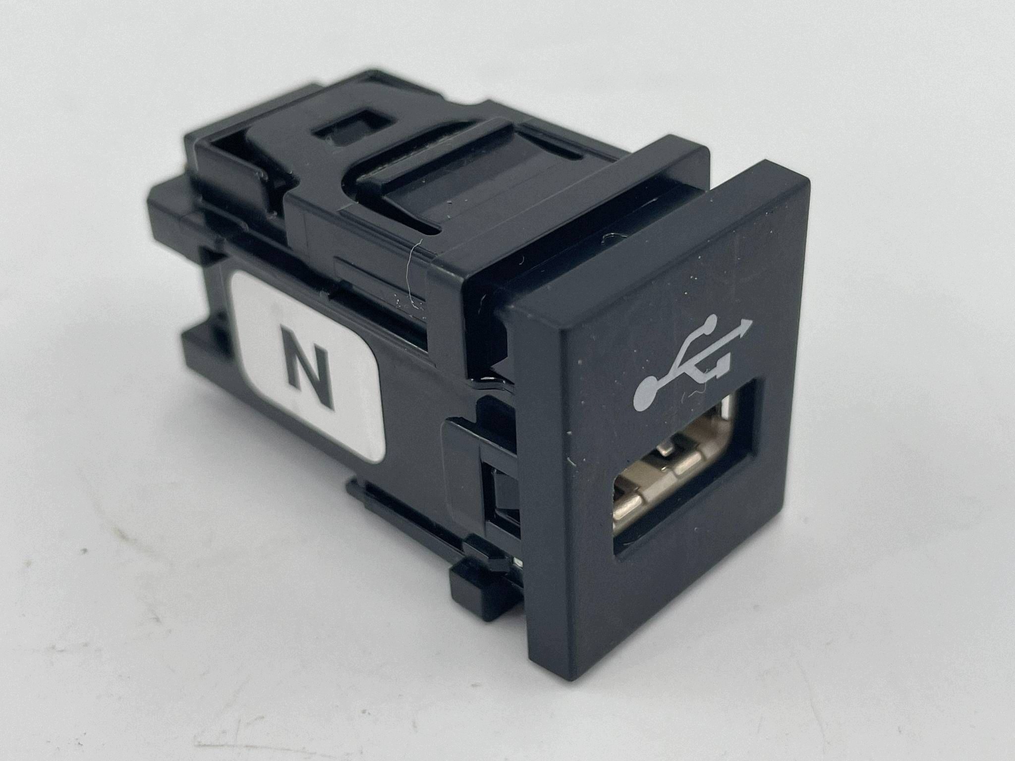 allegro-767cb14eacf1e340661b6e6f RAV4 V GNIAZDO ZŁĄCZE USB - obrazek 1