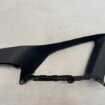 COROLLA E21 KOMBI OSŁONA SŁUPKA TYLNA LEWA LEWY TYŁ CZARNA 62480-02640