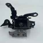 RAV4 V 2.5 HYBRYDA ŁAPA PODUSZKA SILNIKA PRAWA R3 USZKODZONA