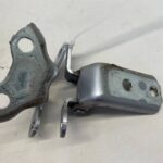 YARIS CROSS ZAWIASY DRZWI TYLNYCH LEWYCH LEWY TYŁ KOMPLET 1L0