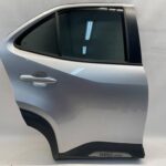 YARIS CROSS DRZWI TYLNE PRAWE PRAWY TYŁ KOMPLETNE 1L0